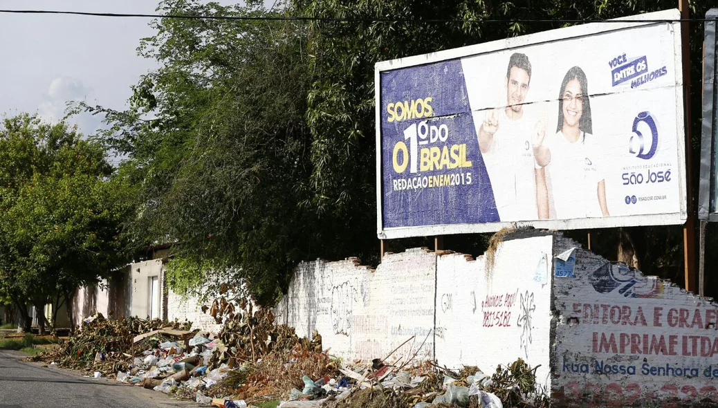 Lixo acumulado ao lado de terreno abandonado