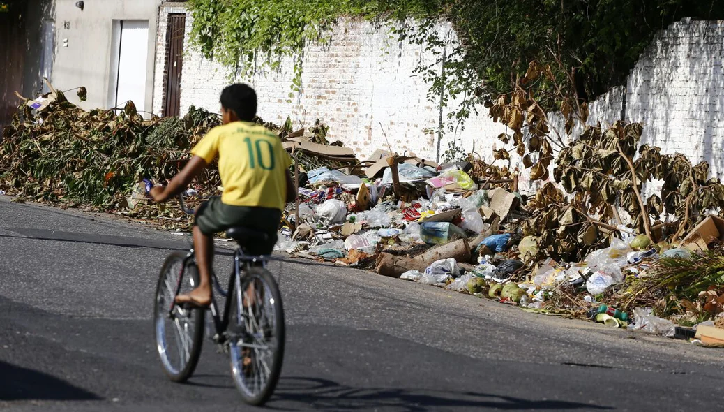 Lixo despejado de forma irregular ao lado de terreno abandonado
