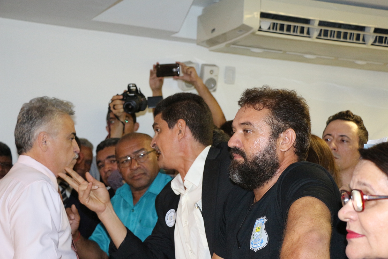 Robert Rios conversa com manifestantes