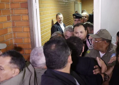 Manifestantes quebraram a porta que dá acesso à presidência