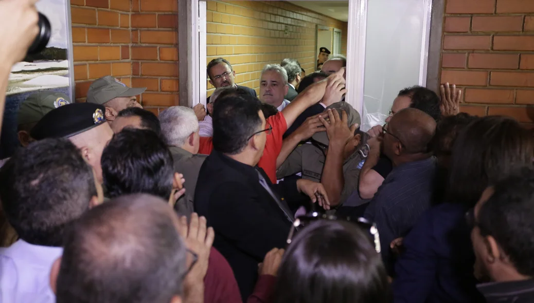 Robert Rios se aproxima de manifestantes