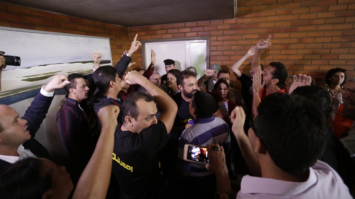 Servidores públicos ocupam Alepi em manifesto