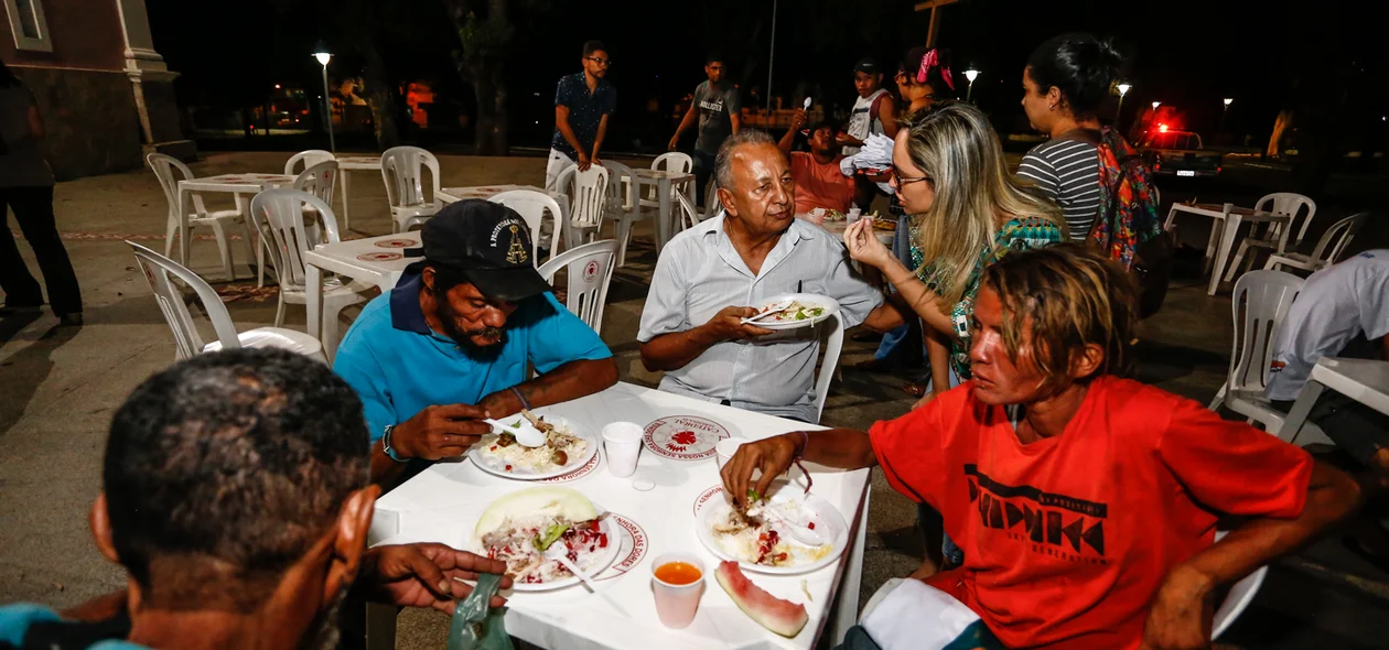 Dr Pessoa janta com moradores de rua 