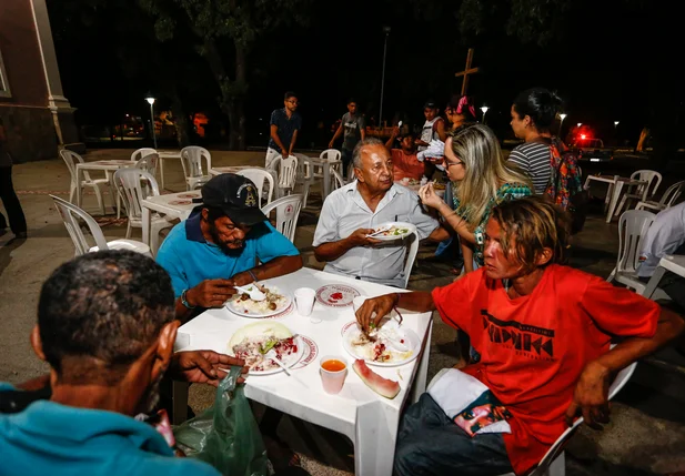 Dr Pessoa janta com moradores de rua 