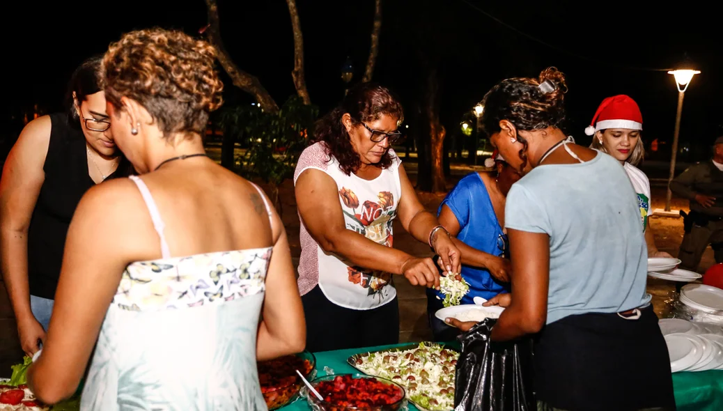 Dr Pessoa oferece jantar para moradores de rua 