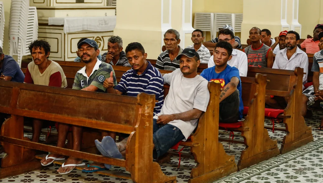 Muitos moradores de rua participam da celebração da missa 