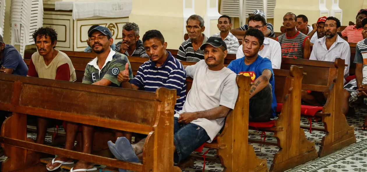 Muitos moradores de rua participam da celebração da missa 