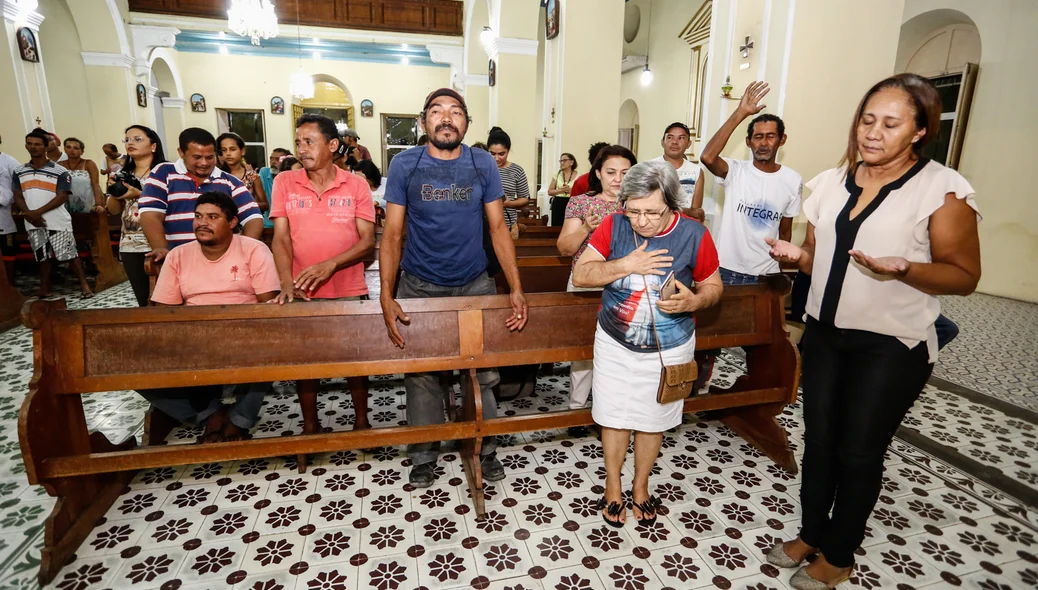 Moradores de rua participam da missa 