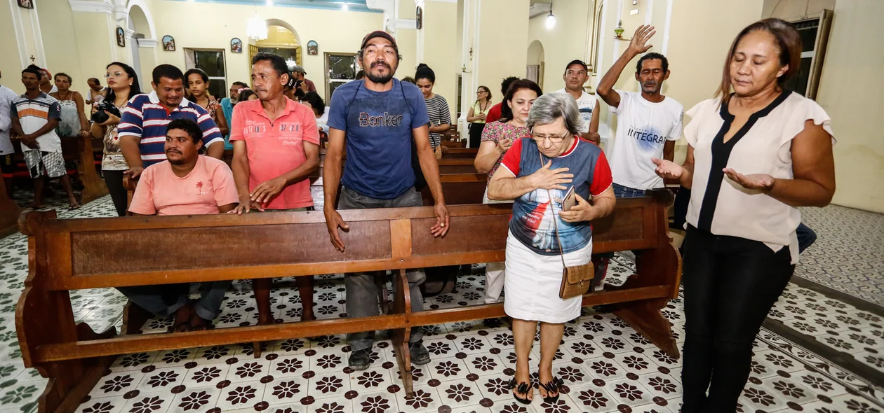 Moradores de rua participam da missa 