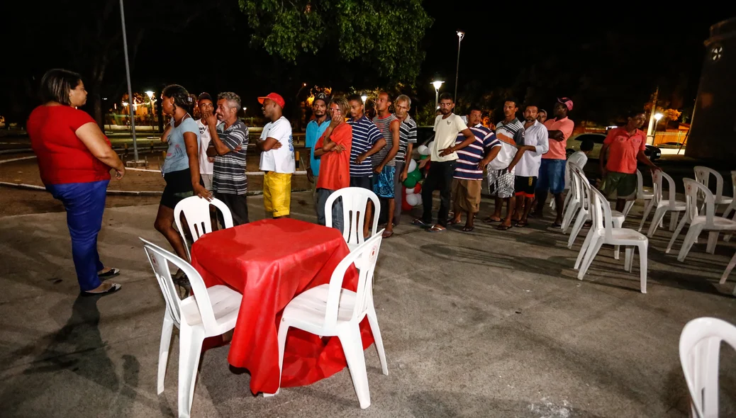 Moradores fazem fila 