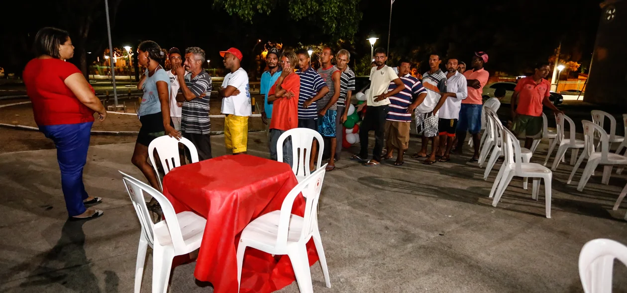 Moradores fazem fila 
