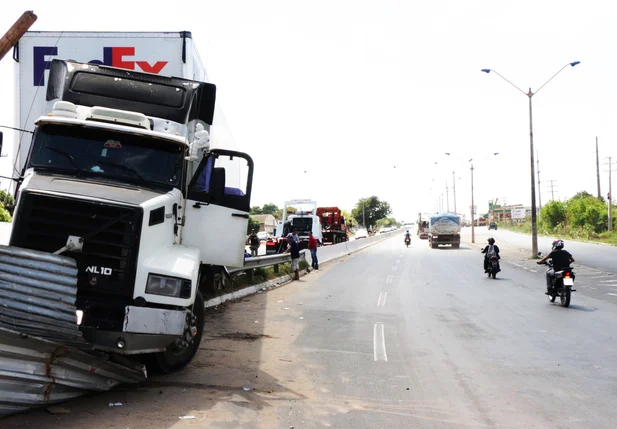 Carreta desgovernada se envolve em acidente na BR-316