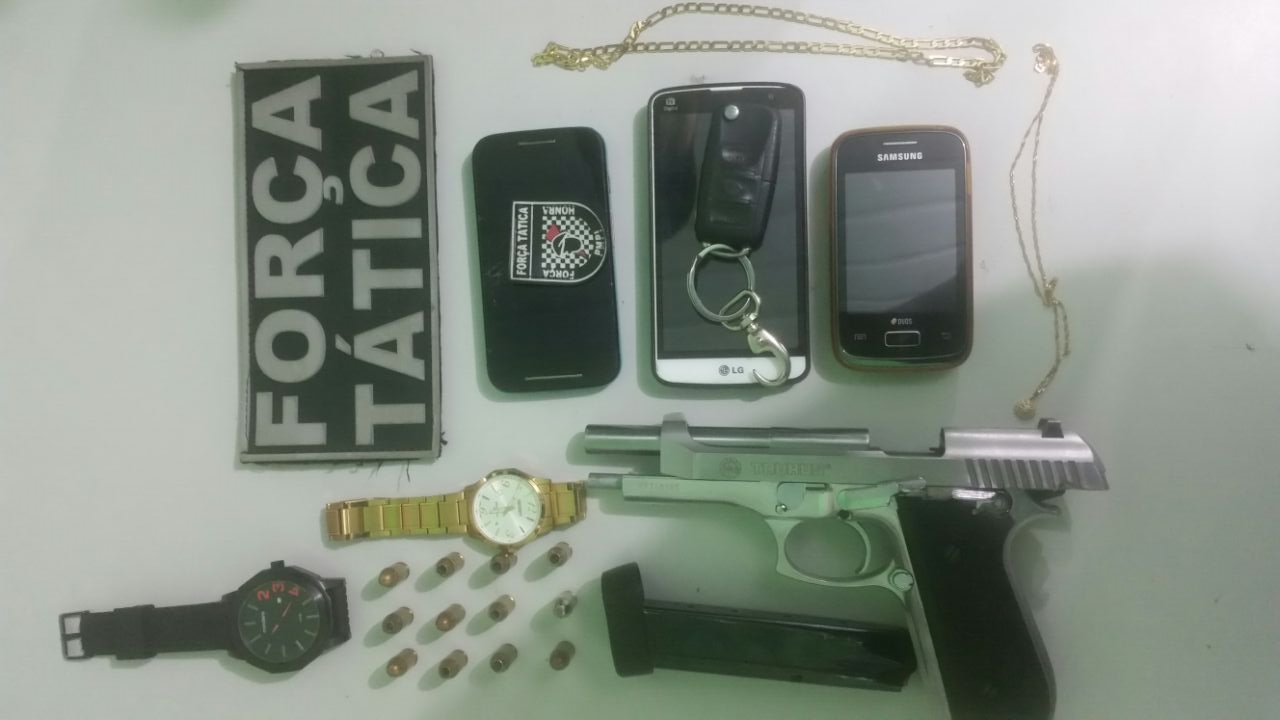 Arma e objetos apreendidos