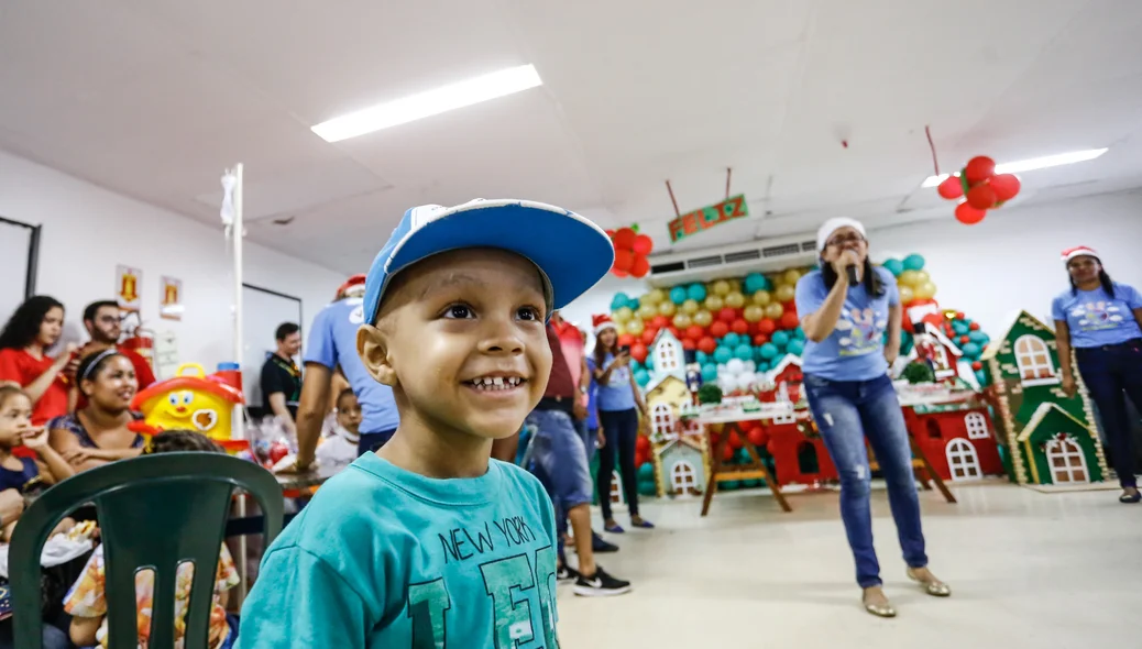 Criança feliz na ação solidária 