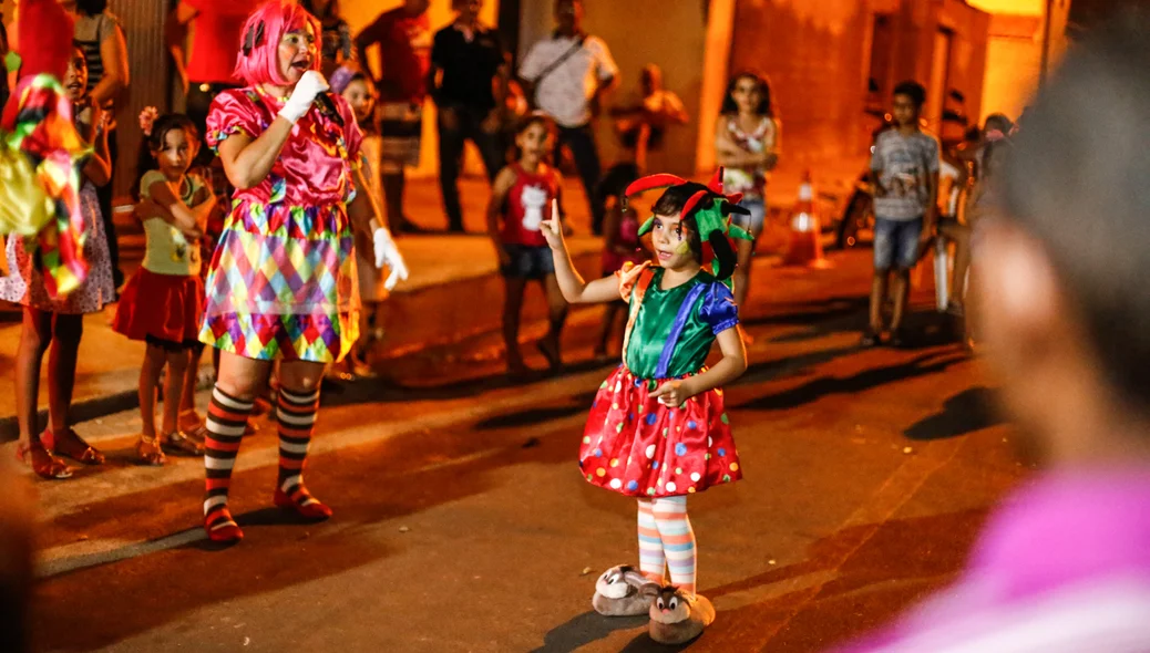 Criançada se divertindo no bairro Dirceu 