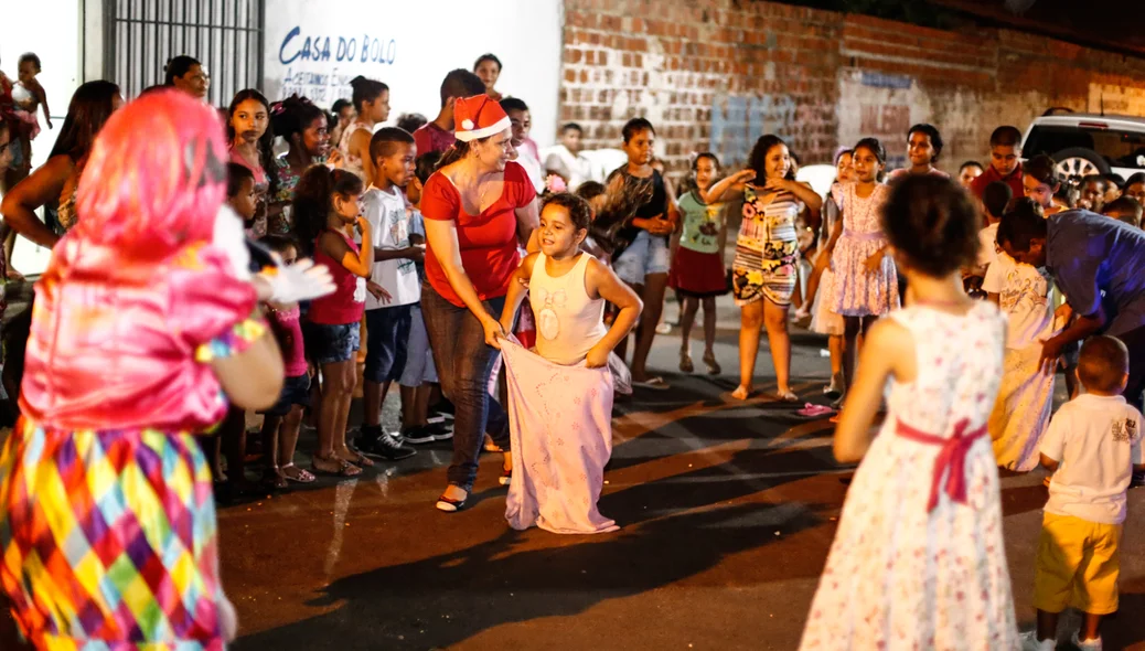 Crianças felizes participam das brincadeiras