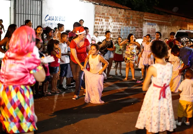 Crianças felizes participam das brincadeiras
