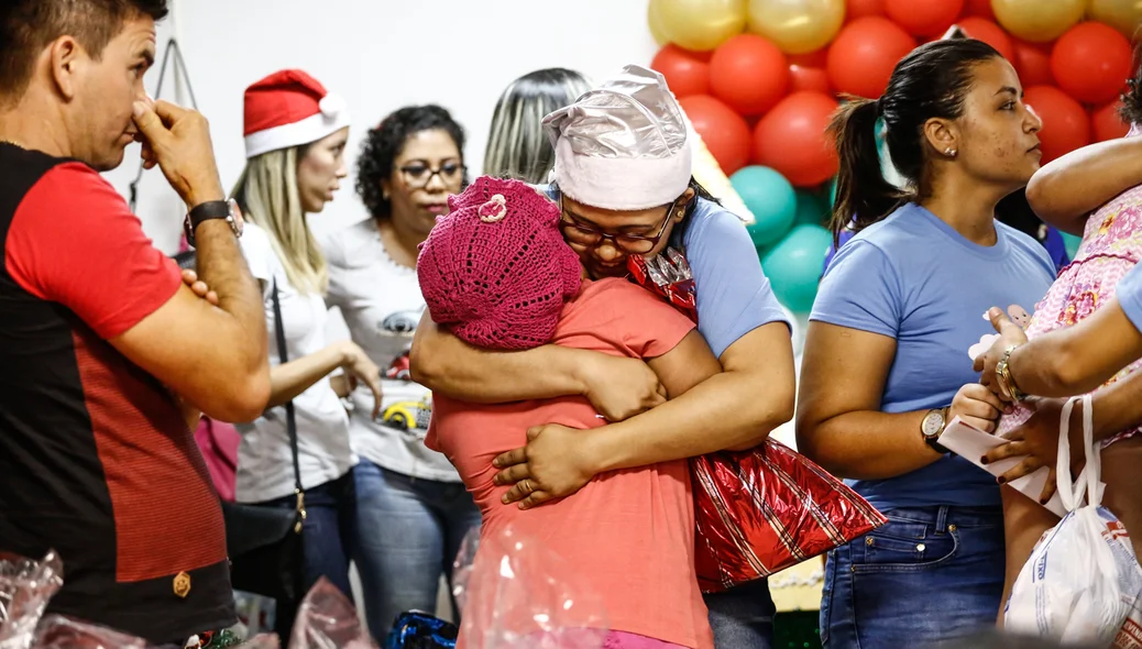 Crianças recebendo o carinho de voluntários 