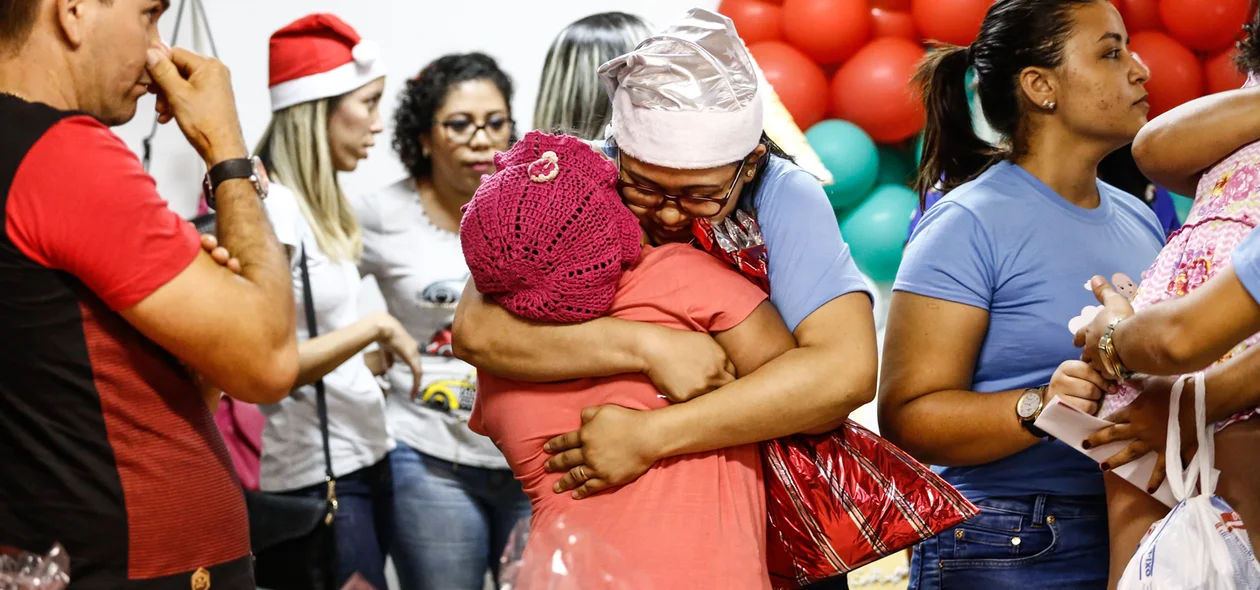 Crianças recebendo o carinho de voluntários 