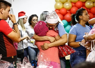 Crianças recebendo o carinho de voluntários 