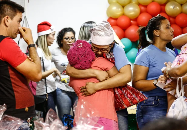 Crianças recebendo o carinho de voluntários 