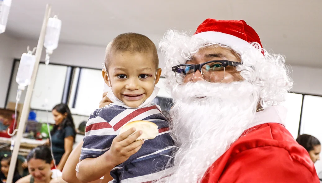 Crianças recebendo o carinho do papai noel 