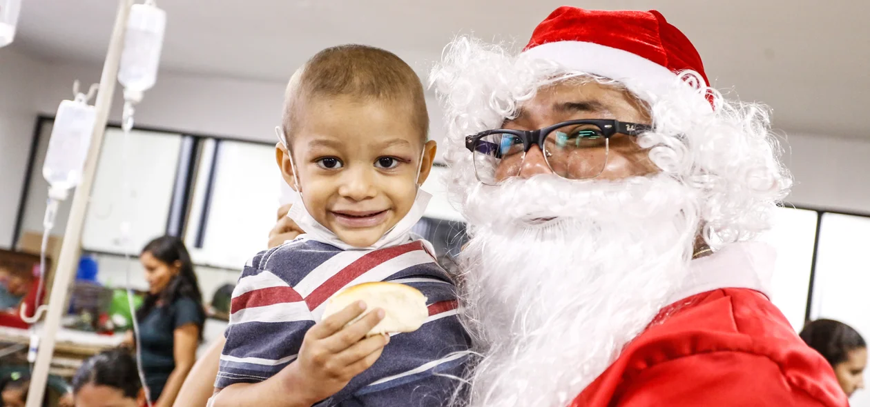 Crianças recebendo o carinho do papai noel 