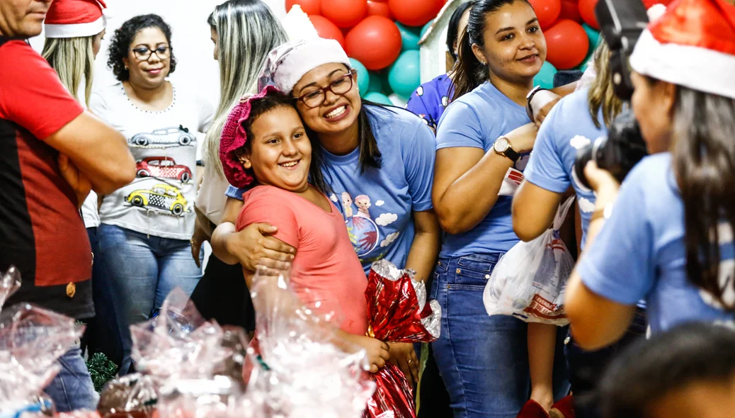 Crianças recebendo presentes 