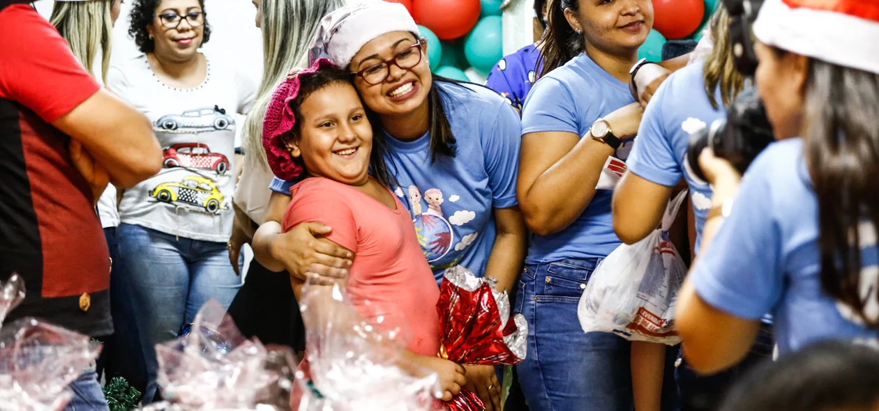 Crianças recebendo presentes 