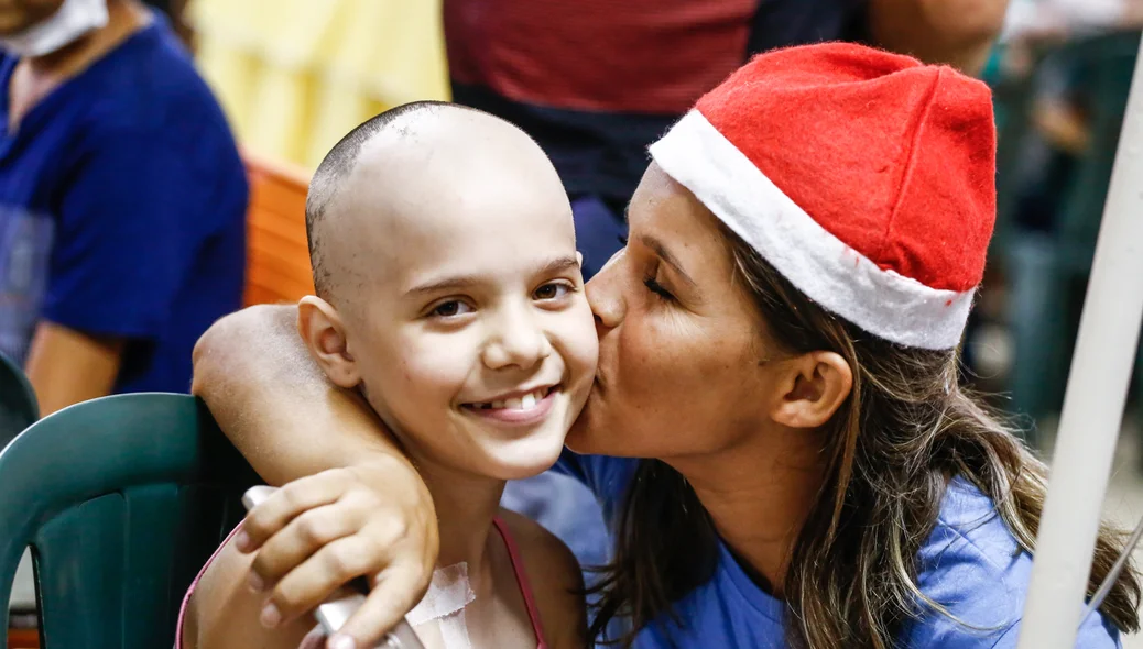 Jakcyanne Coelho, recebendo o carinho de uma voluntaria 