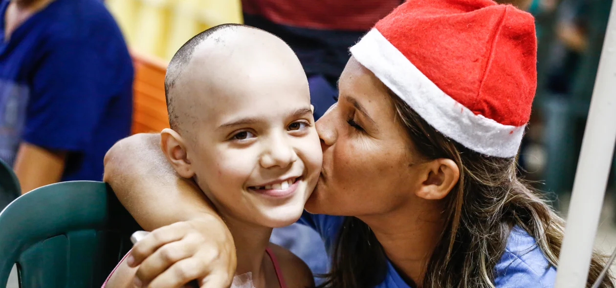 Jakcyanne Coelho, recebendo o carinho de uma voluntaria 