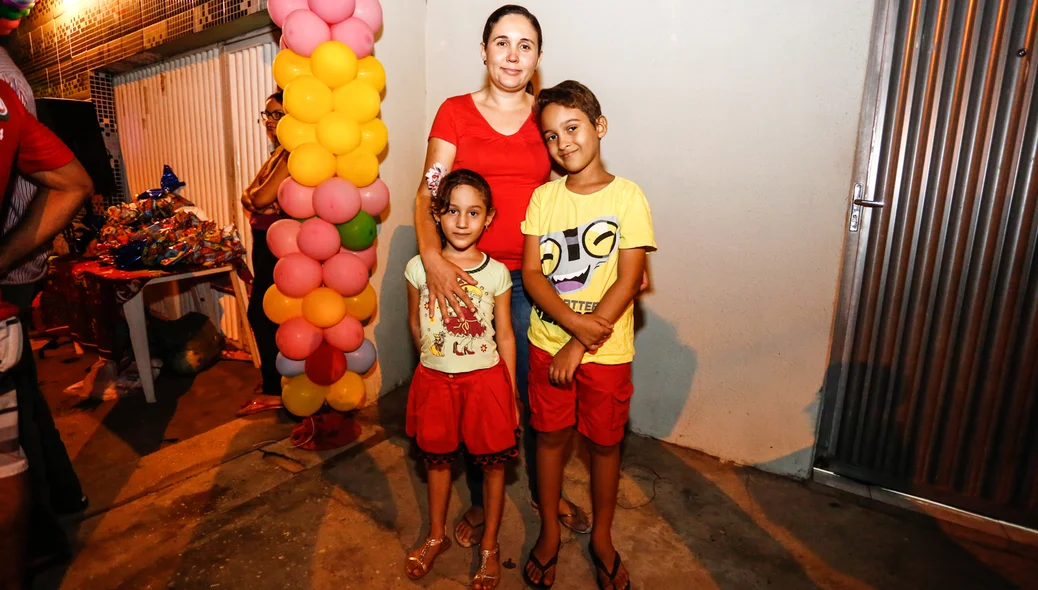Joselia do Nascimento, filhos Davi e Daniele 