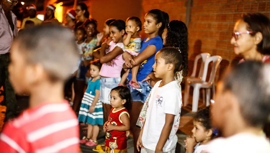Muita criança no primeiro Natal de rua no Dirceu 