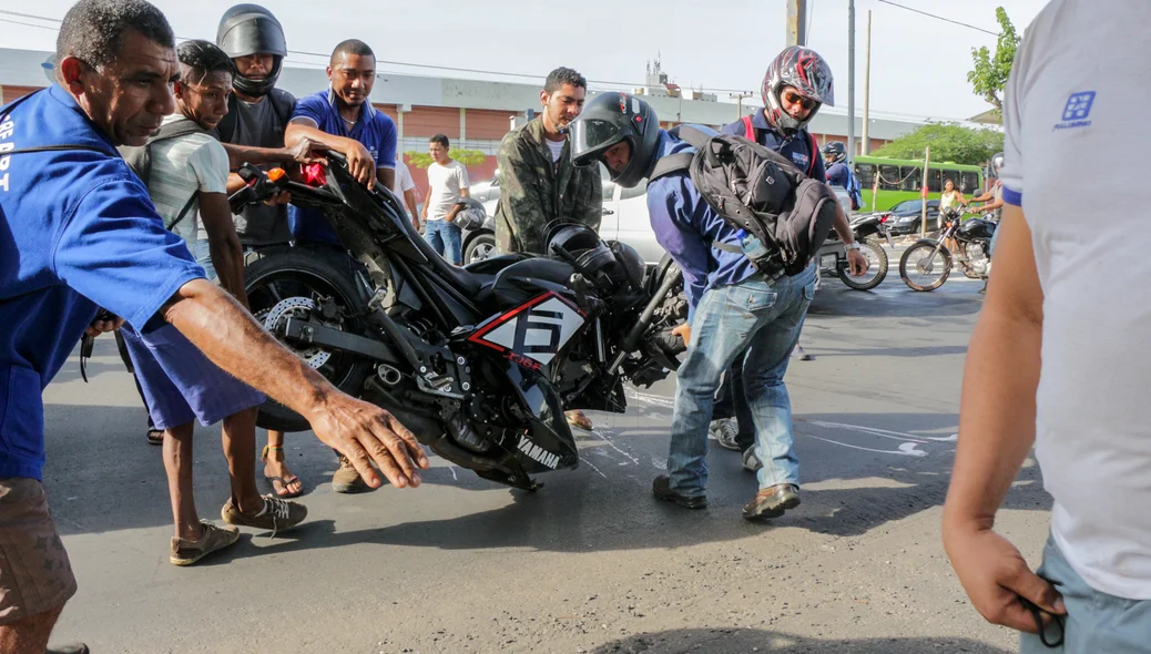 Populares retirando a moto do local 