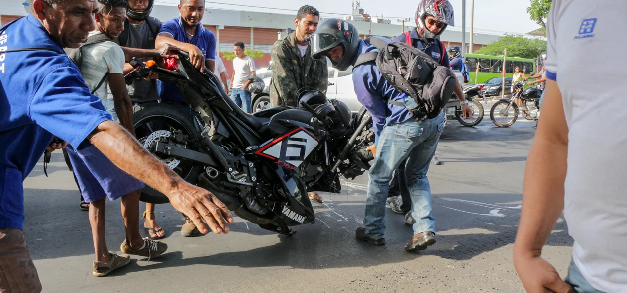 Populares retirando a moto do local 