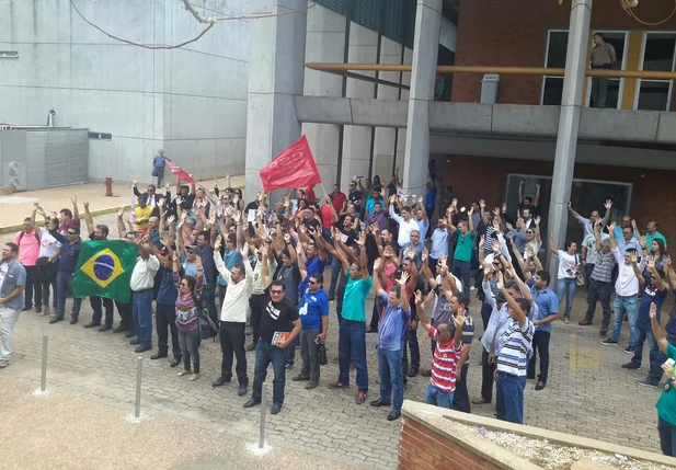 Servidores públicos estaduais decidem por greve no Piauí
