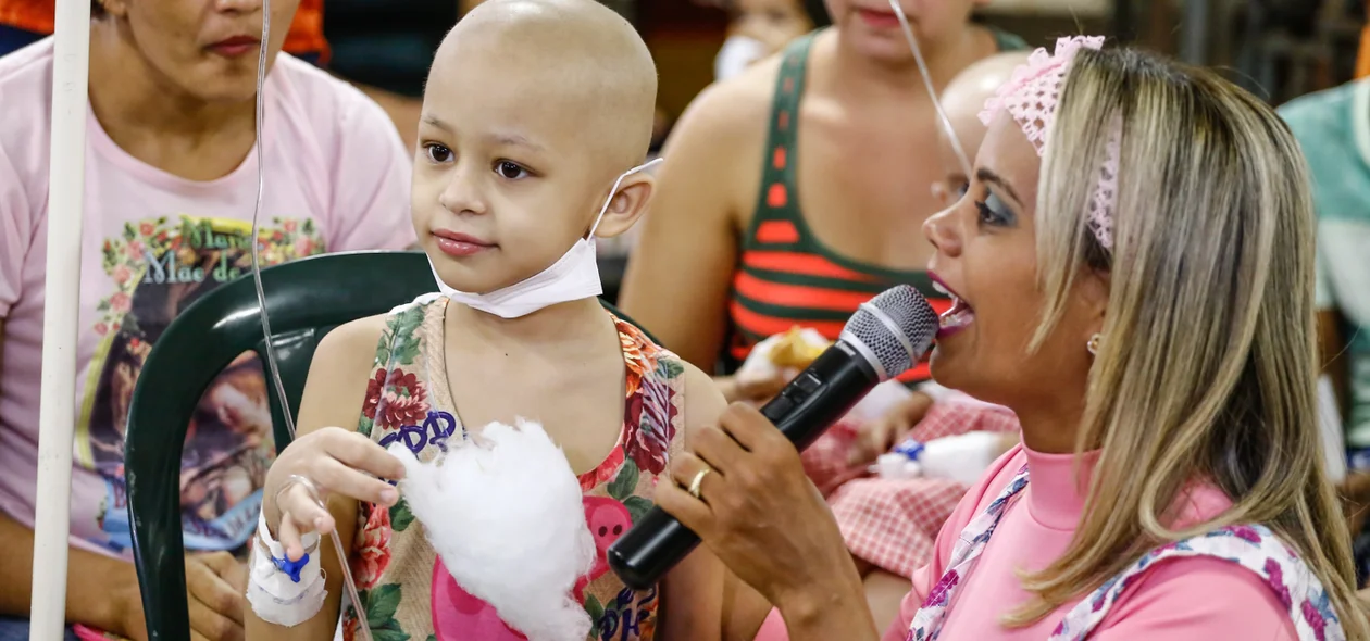 Voluntários fazendo alegria das crianças  