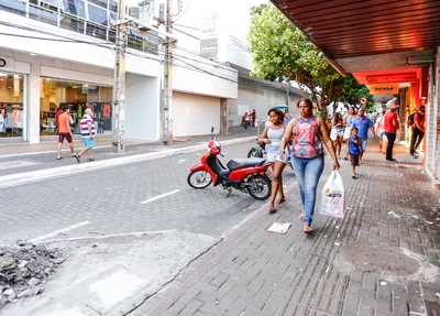 Consumidores no centro da cidade Teresina Piauí 
