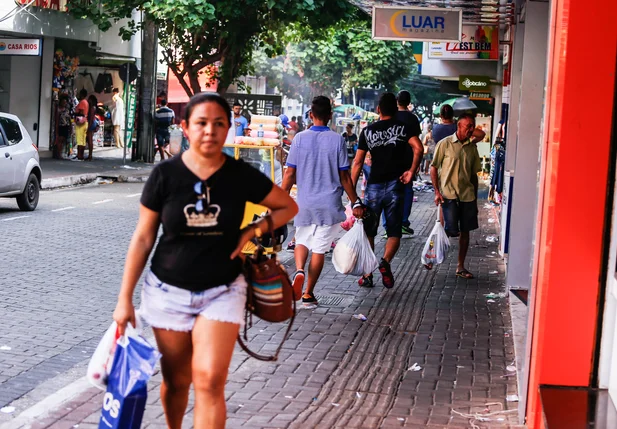 Na véspera de Natal, centro de Teresina tem movimento tranquilo