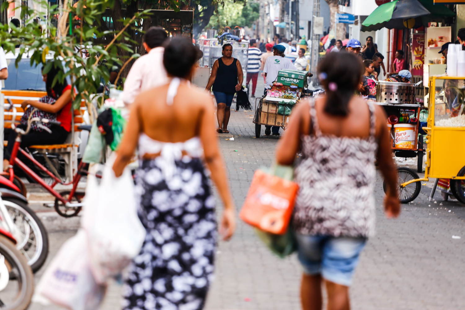 Na véspera do Natal, comércio ainda apresenta movimento