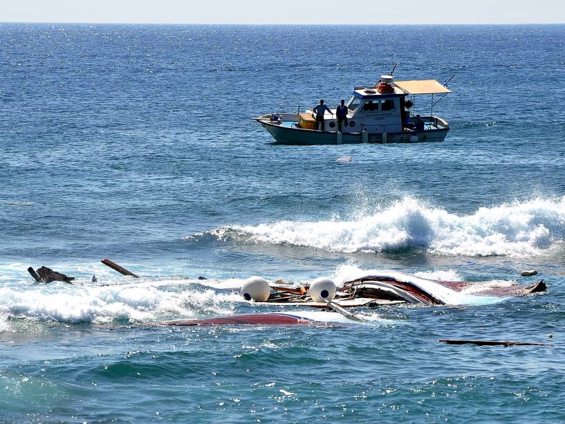 Barco naufragado após superlotação em barco com imigrantes