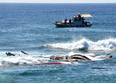 Barco naufragado após superlotação em barco com imigrantes