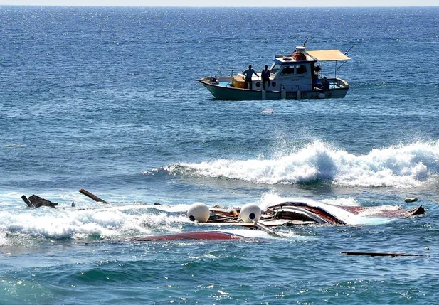 Barco naufragado após superlotação em barco com imigrantes