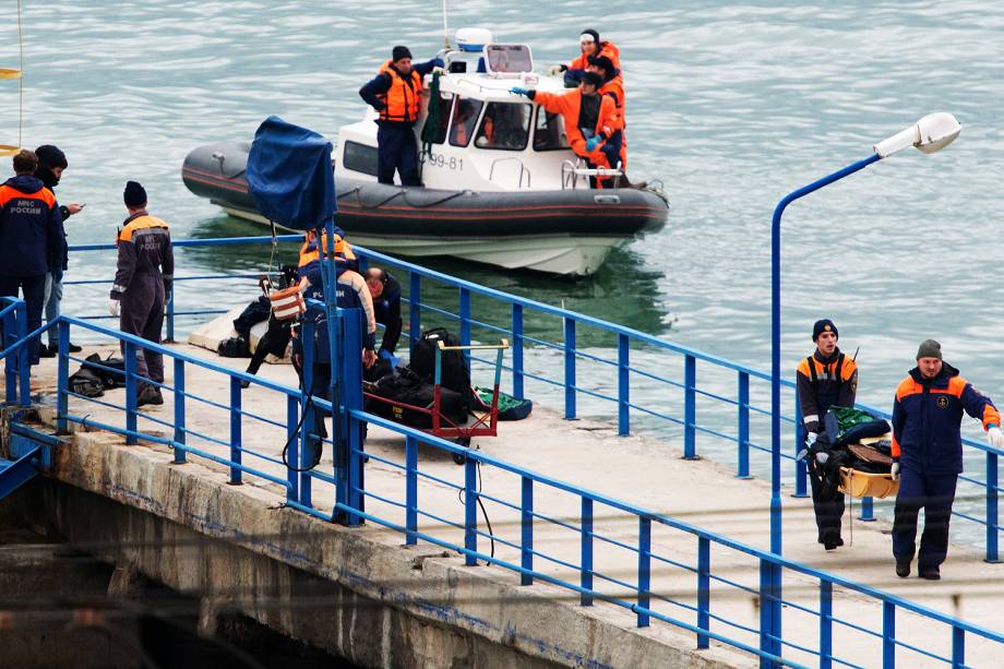 Equipes fazem o resgate dos corpos do avião russo