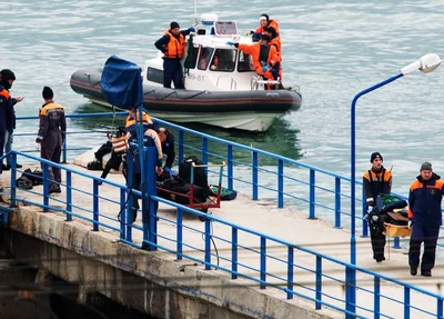 Equipes fazem o resgate dos corpos do avião russo