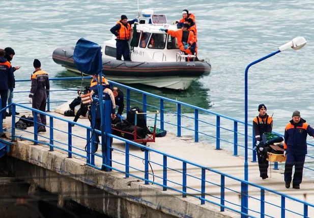 Equipes fazem o resgate dos corpos do avião russo