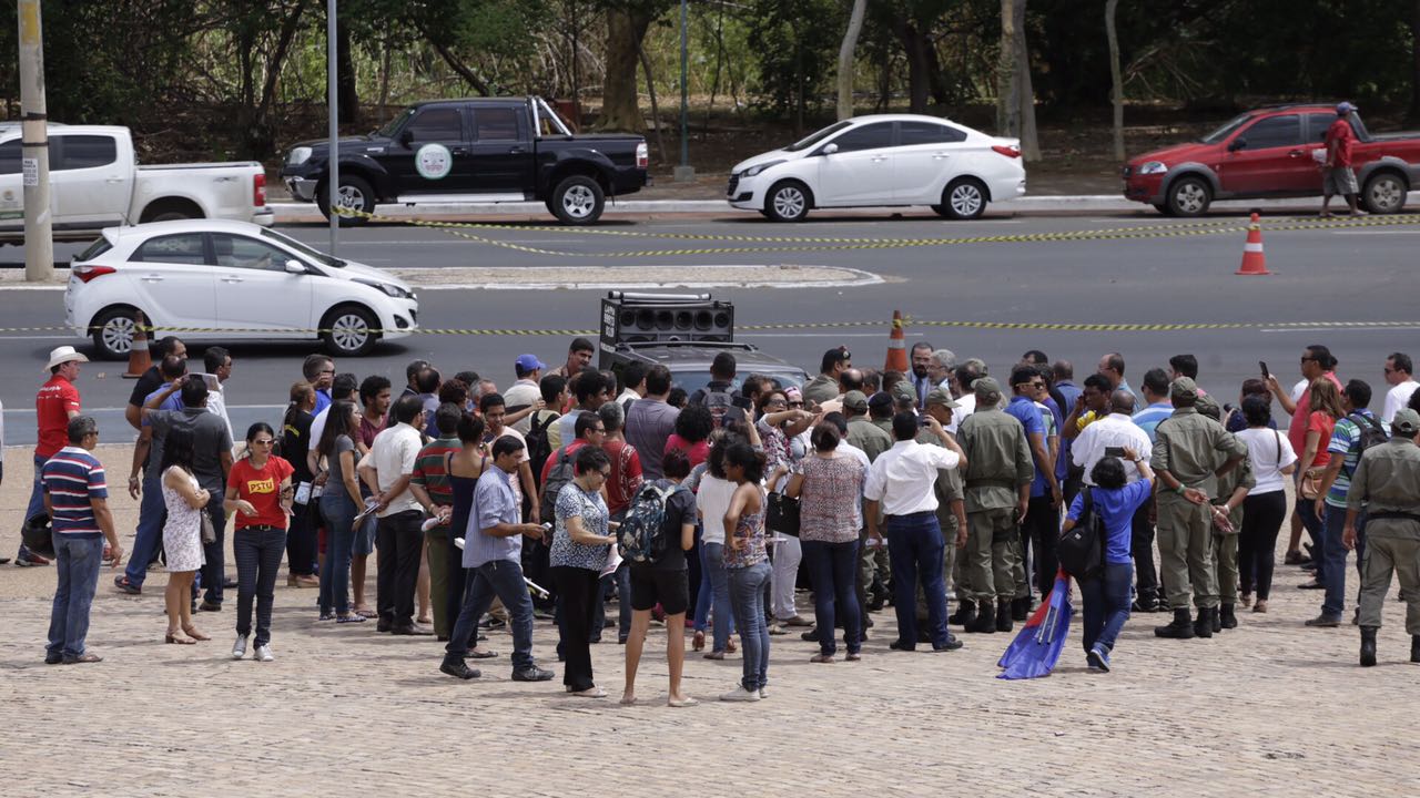 Manifestantes na Alepi