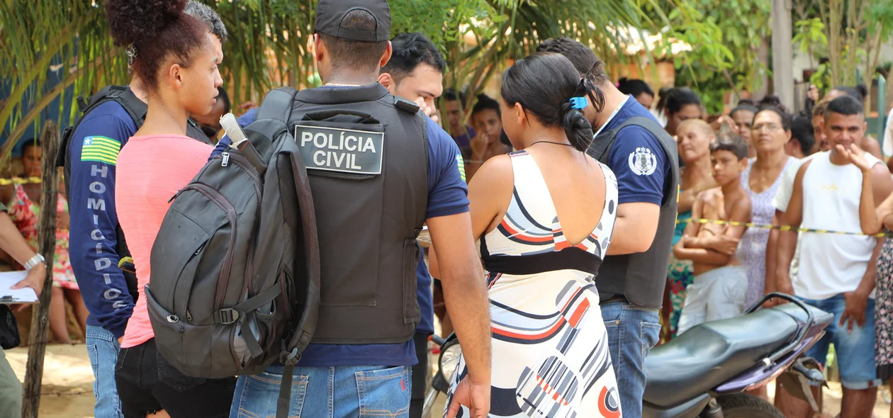 Pessoas se aglomeraram no local