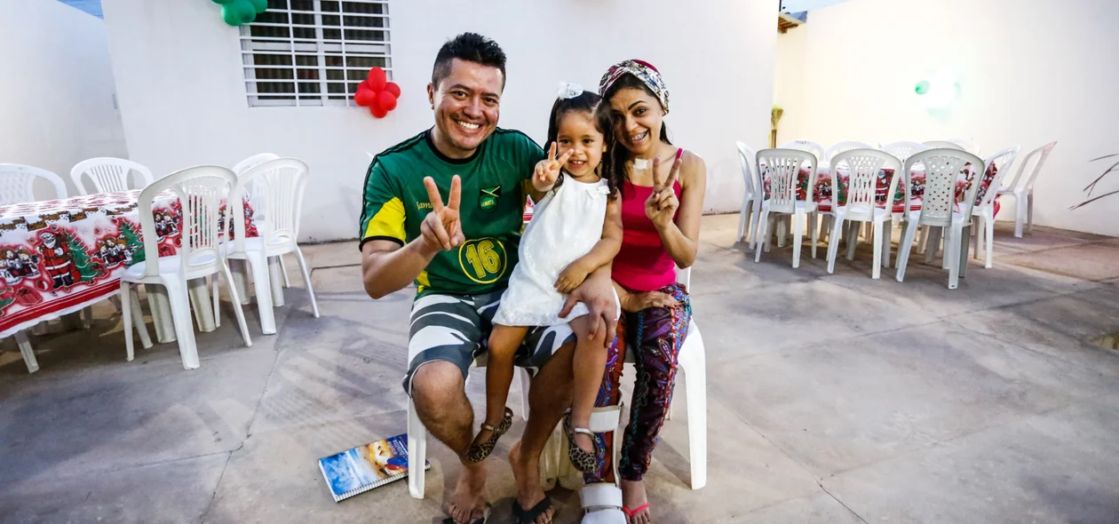 Hiasnaya Patrícia acompanhada do marido e da filha 