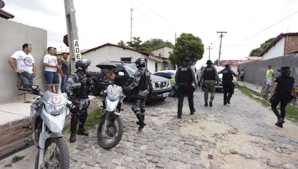 Policiais fazem operação no Alto da Ressurreição